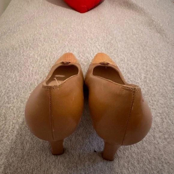 Women’s Ferragamo 3” heels shoes pumps - Beige size 9.5 - Picture 3 of 6